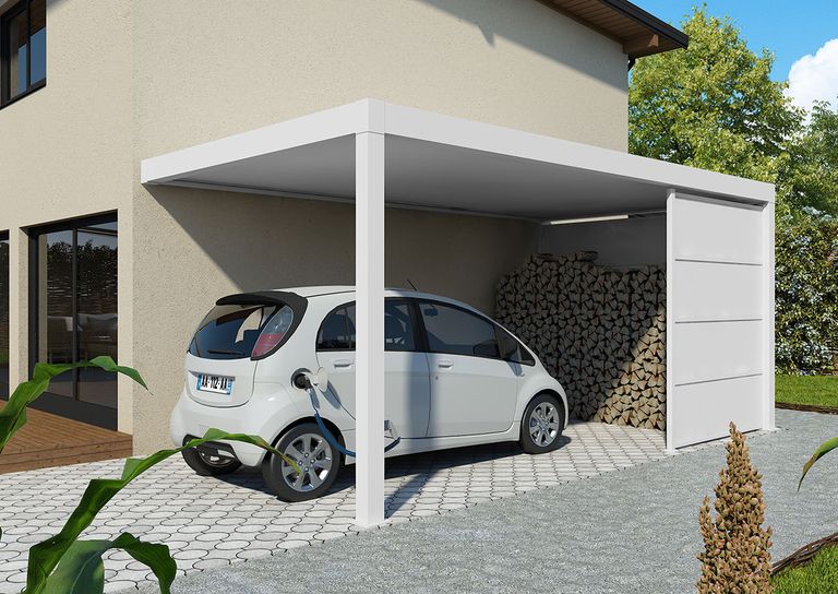 Carport blanc adossé à la maison avec abris bois
