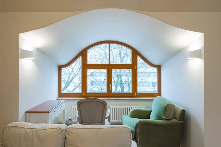 Fenêtre en bios en 3 parties avec chapeau de gendarme