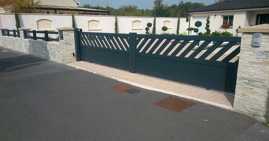 Grand portail en aluminium sur mesure
