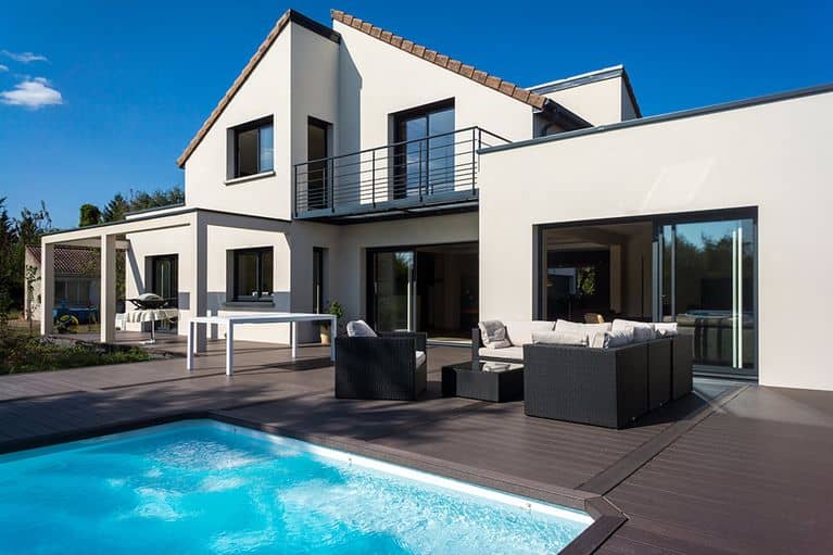 Mason neuve avec nombreuses fenêtres en aluminium Mason neuve avec nombreuses fenêtres en aluminium