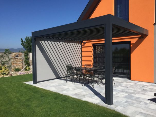 Pergola avec un côté pouvant être fermé