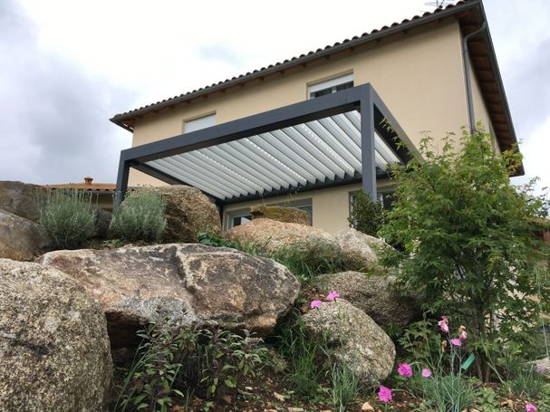 Pergola bioclimatique adossée à la façade