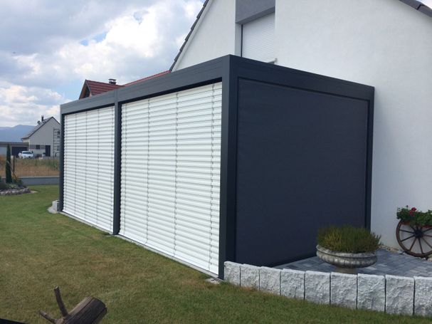 Pergola bioclimatique avec stores