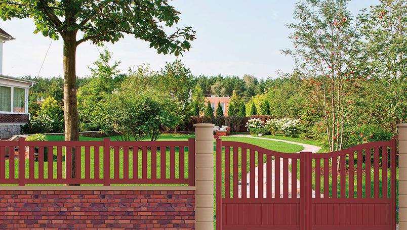 Portail en chapeau de gendarme couleur rouge en PVC