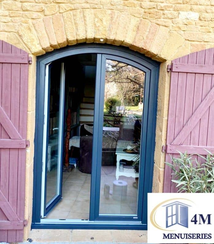 Porte Fenêtre sur mesure avec haut arrondi, coloris spécial posée sous poutre ancienne