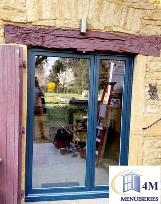 Porte Fenêtre sur mesure, coloris spécial posée sous poutre ancienne