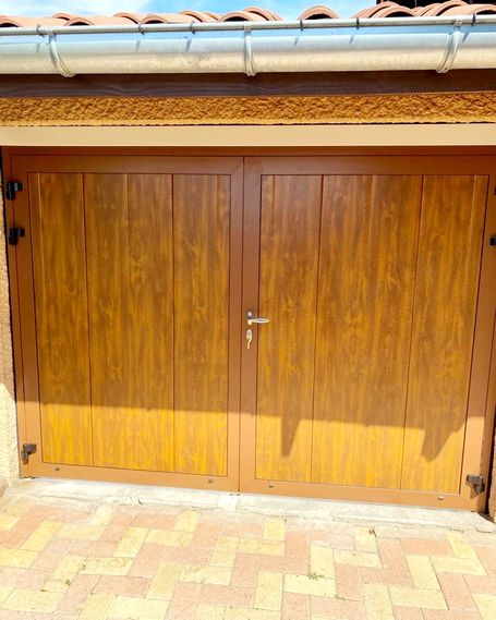 Porte de garage en bois