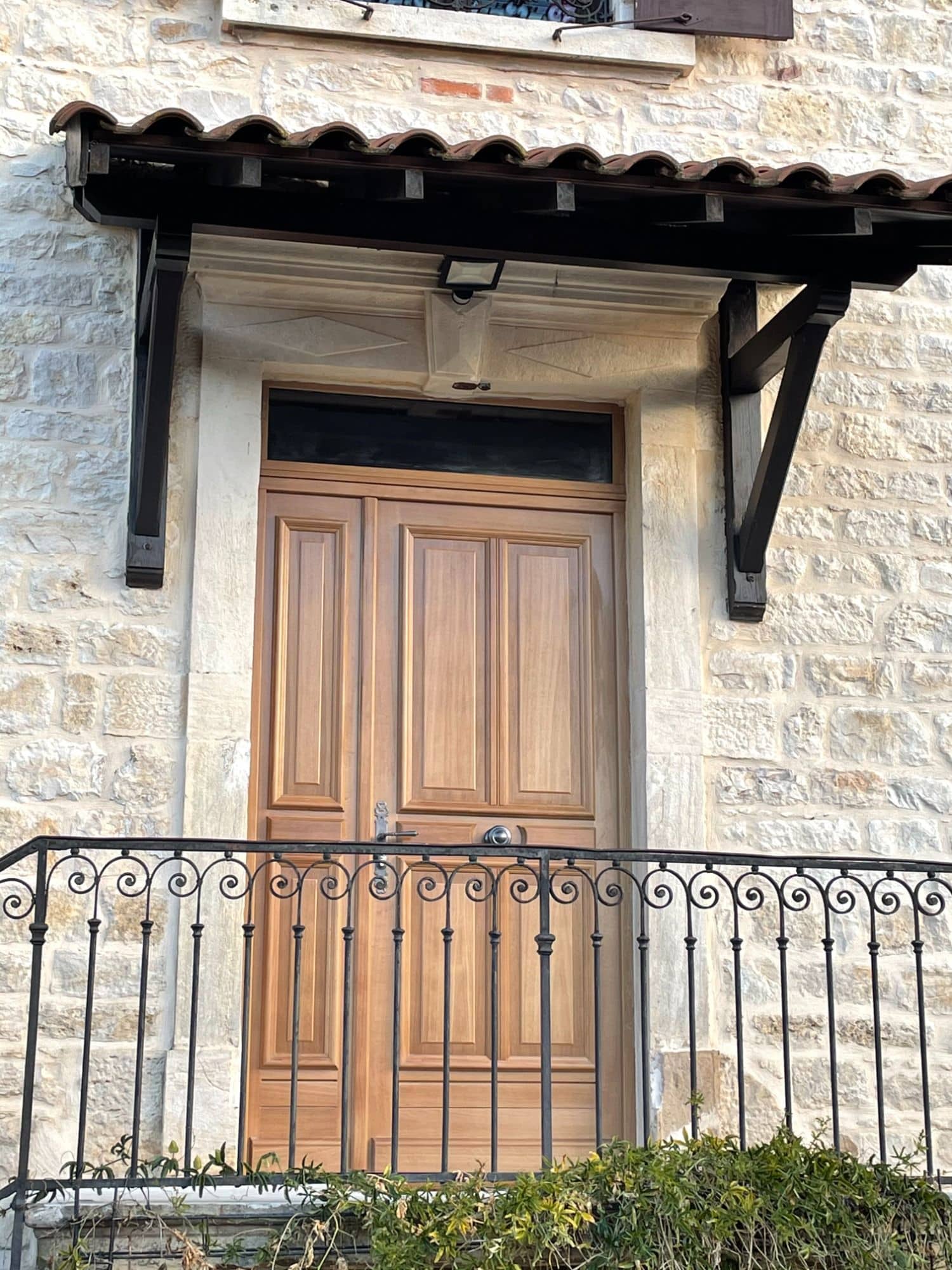 Porte d'entrée en Bois à Neuville sur Saône