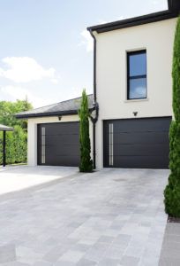 Porte sectionnelle avec partie lumineuse