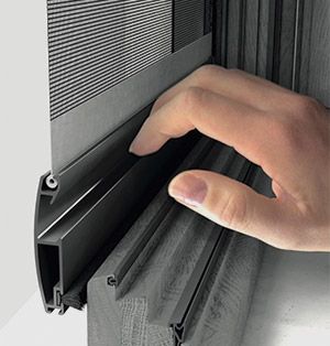 Verrouillage en position fermée de la moustiquaire