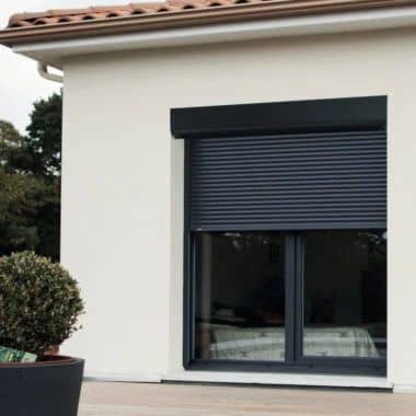 Volet roulant installé sur une fenêtre