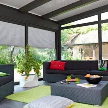 Volet roulant solaire pour une véranda