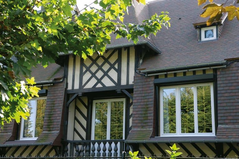 fenêtres dans maison à colombage