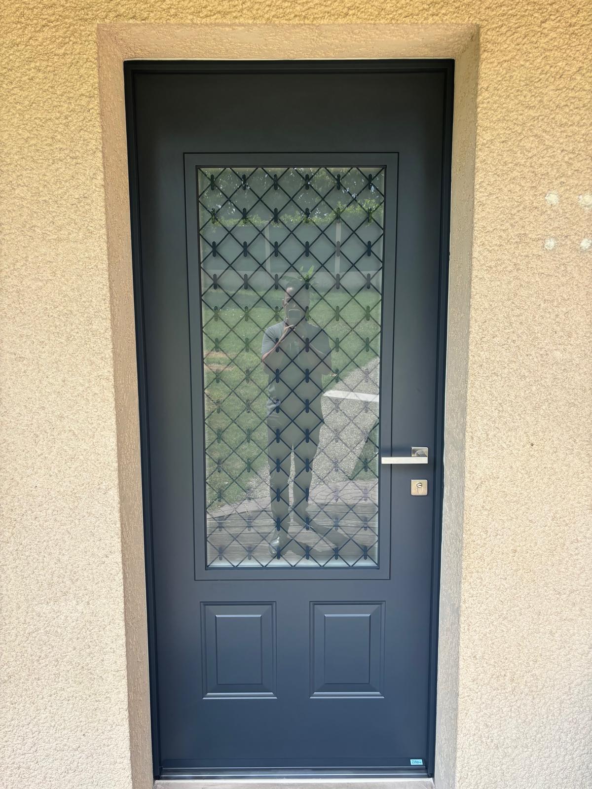 Nouvelle porte d’entrée côté extérieur Nouvelle porte d'entrée côté extérieur