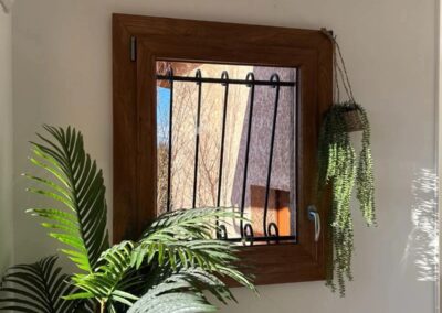 Petite fenêtre PVC aspect bois et très bonne isolation