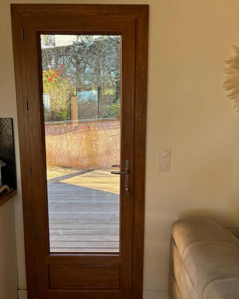 Porte fenêtre PVC imitation bois avec confort, très bonne isolation