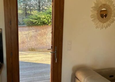 Porte fenêtre PVC imitation bois avec large surface vitrée