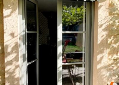 Porte fenêtre avec volet roulant et lambrequin sur mesure