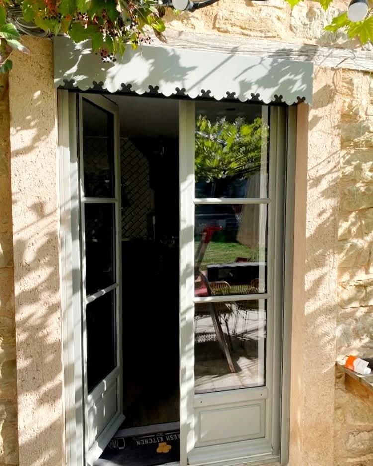 Porte fenêtre avec volet roulant et lambrequin sur mesure