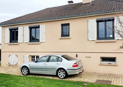 Vue de l'arrière de la maison et de 3 fenêtres
