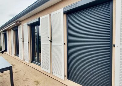 Vue des 4 portes fenêtres avec leurs volets roulants