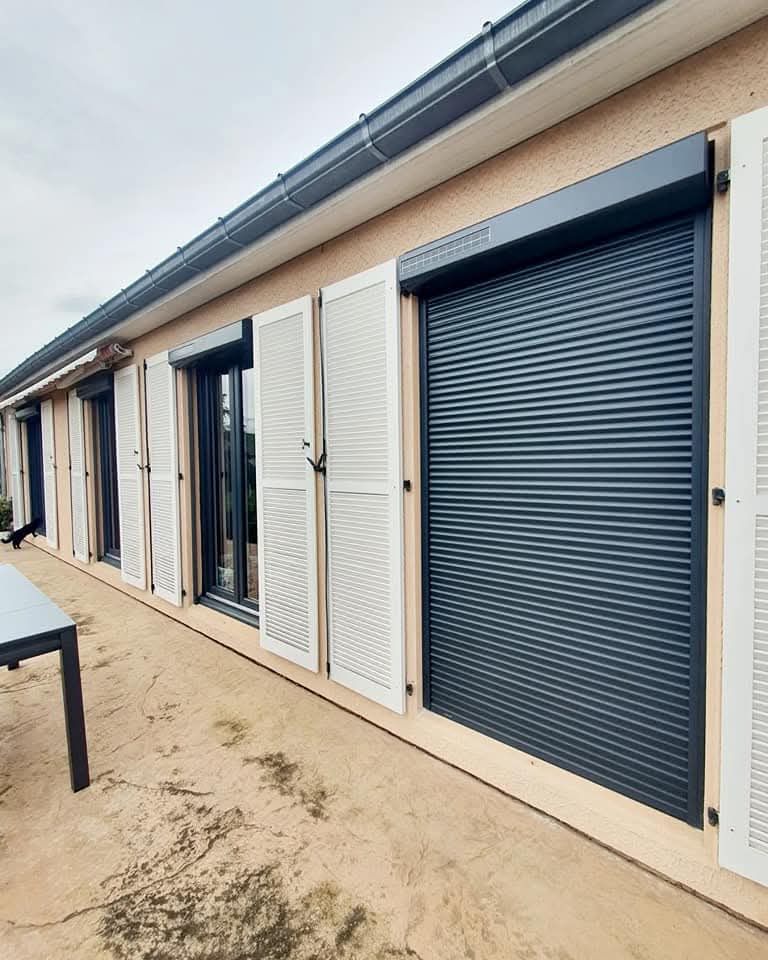 Vue des 4 portes fenêtres avec leurs volets roulants